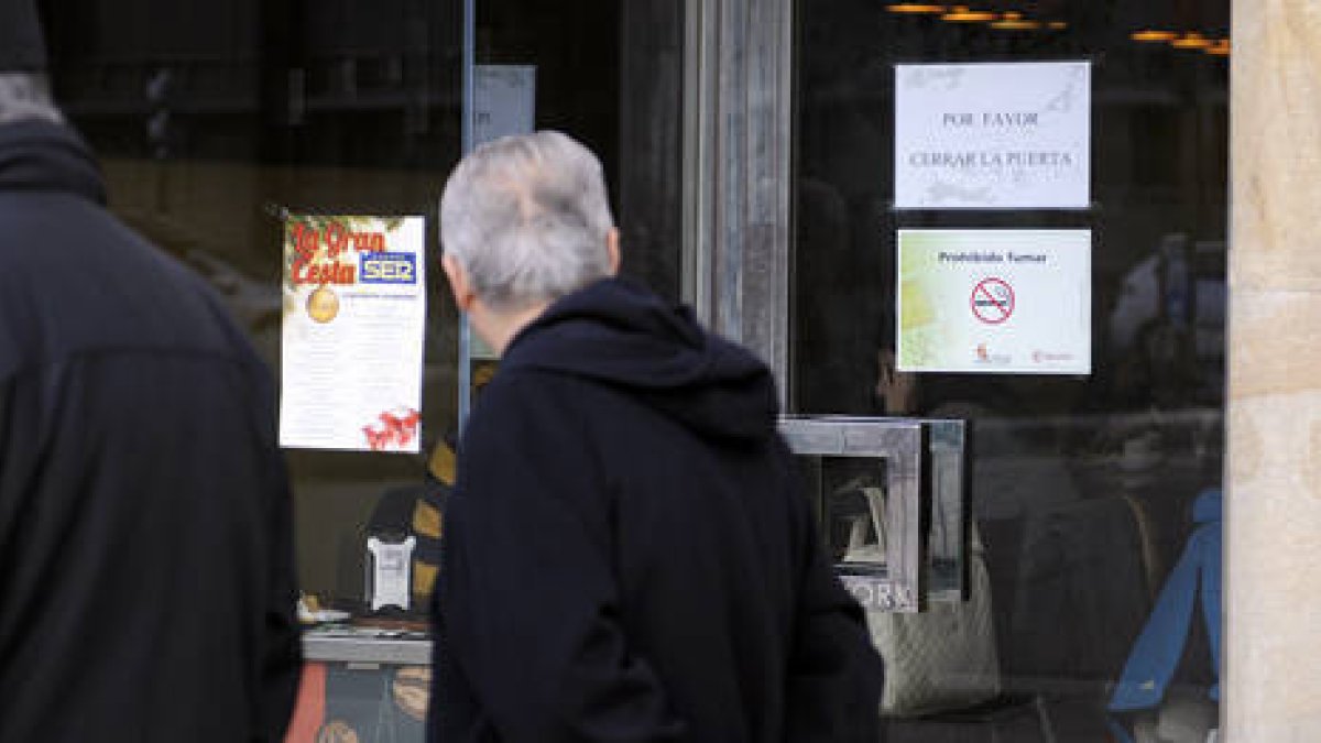 Cartel anunciador de la prohibición de fumar en un establecimiento de la capital. 