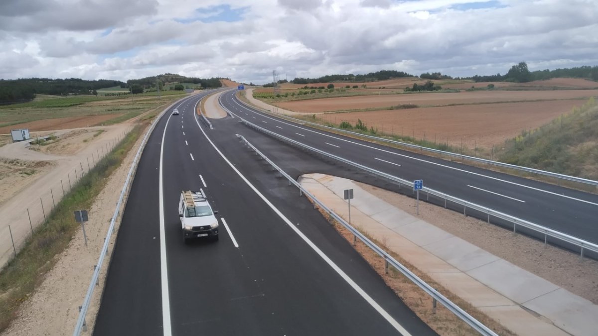 Los primeros vehículos que estrenan el nuevo tramo de autovía.-Mario Tejedor