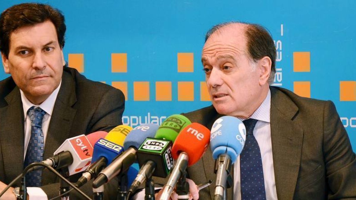 Sara Muniosguren / ICAL El consejero de Economía y Empleo, Tomás Villanueva Rodríguez, junto al presidente del PP de Palencia.-