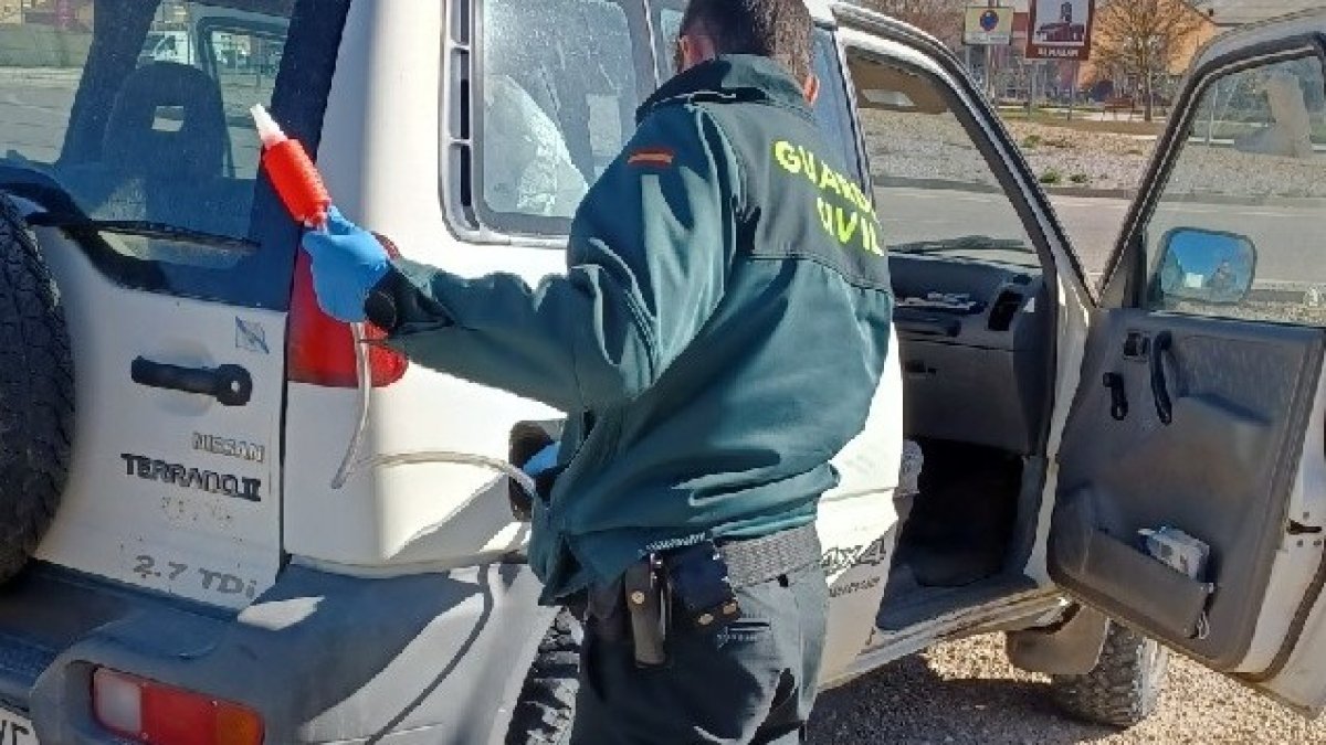 Un agente de la Guardia Civil analiza un vehículo en la provincia de Soria. HDS
