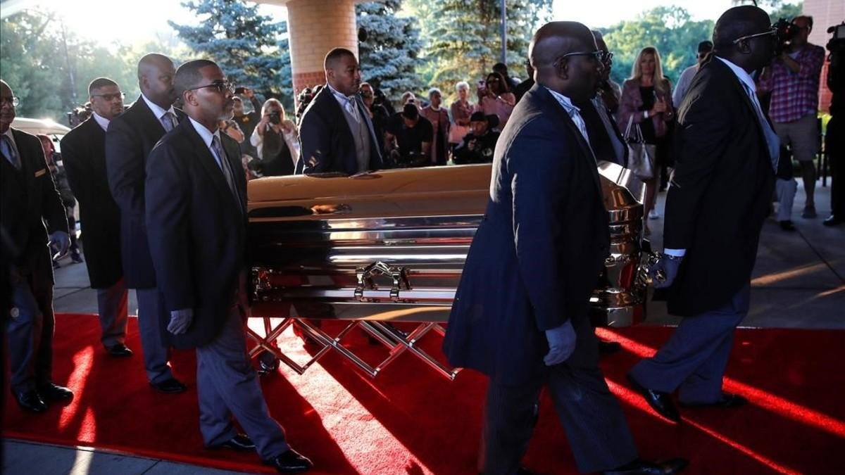 Llegada del ataúd con los restos de Aretha Franklin al Greater Grace Temple de Detroit, donde este viernes se celebra el funeral. /-REUTERS / MIKE SEGAR