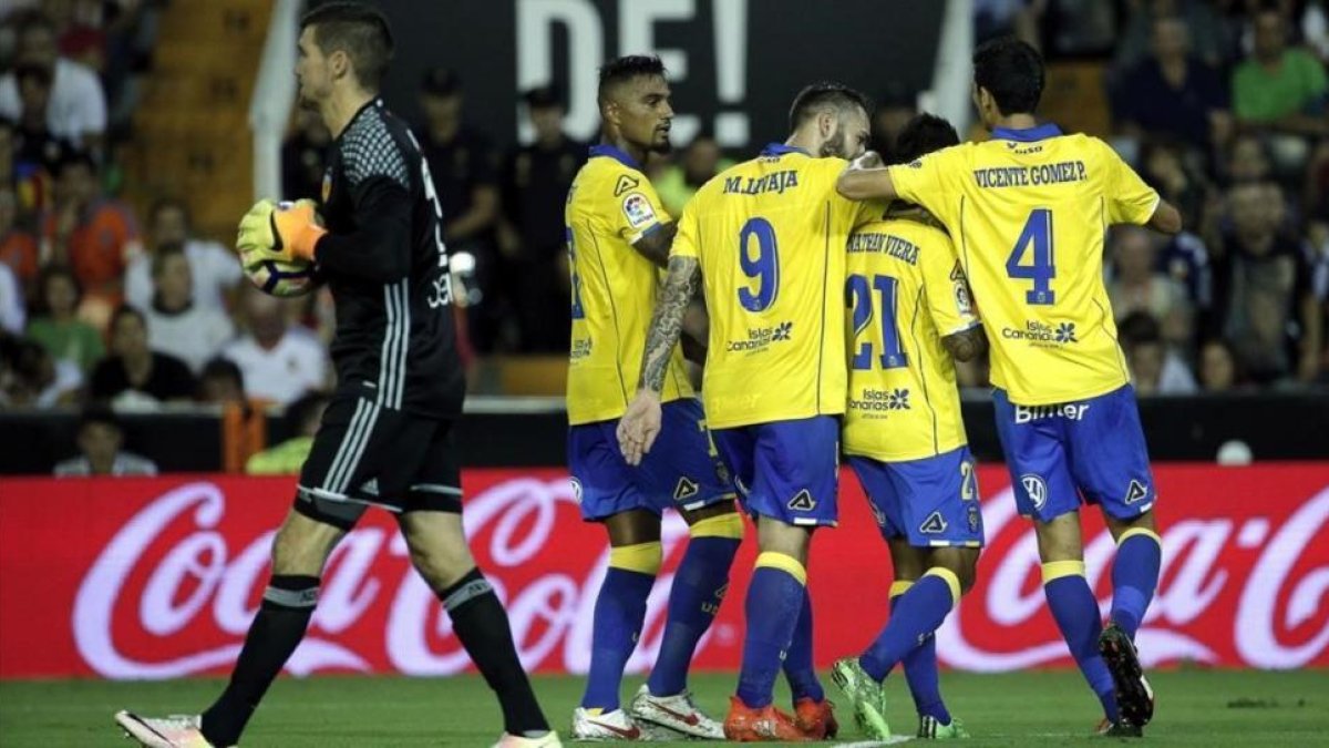 Los jugadores del Las Palmas celebran el gol de Jonatan Viera, este lunes en Mestalla.-MANUEL BRUQUE