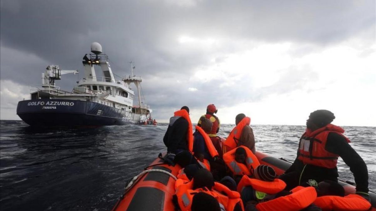 El buque Golfo Azzurro de la ONG Proactiva Open Arms rescata a 112 inmigrantes a bordo de una balsa a la deriva frente a la costa de Libia.-REUTERS / YANNIS BEHRAKIS