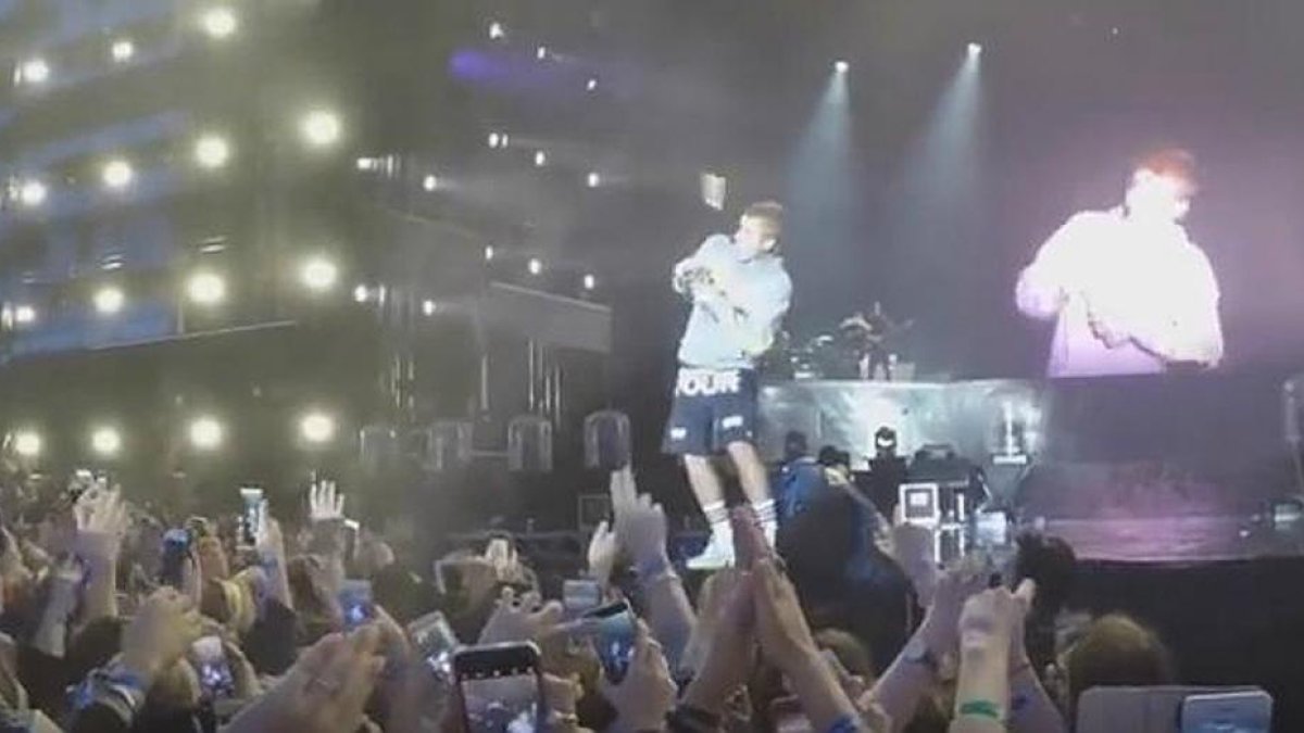 Captura de pantalla del vídeo del botellazo a Justin Bieber en el concierto de Estocolmo este pasado sábado 10 de junio.-