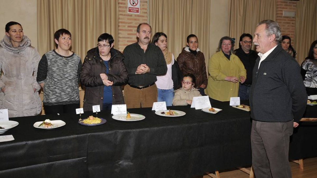 José Antonio de Miguel bromea con los hosteleros en la presentación de las tapas medievales celebrada en la tarde de ayer.-VALENTÍN GUISANDE