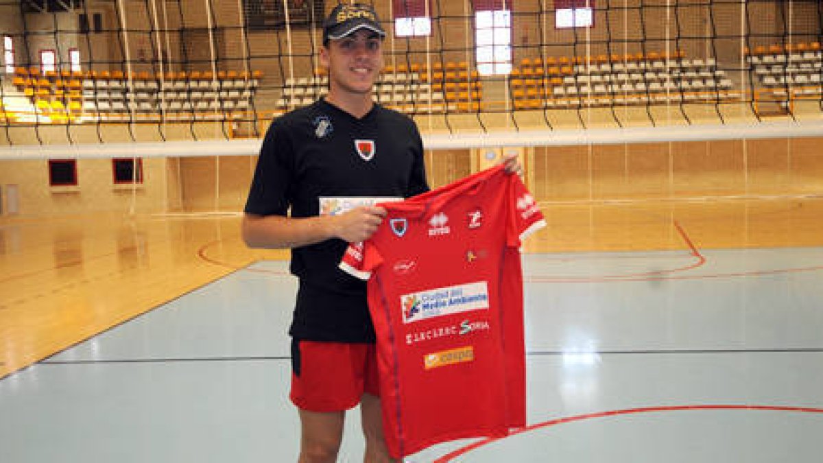 Fran Ruiz posa con la camiseta del CMA de Soria. / ÚRSULA SIERRA-