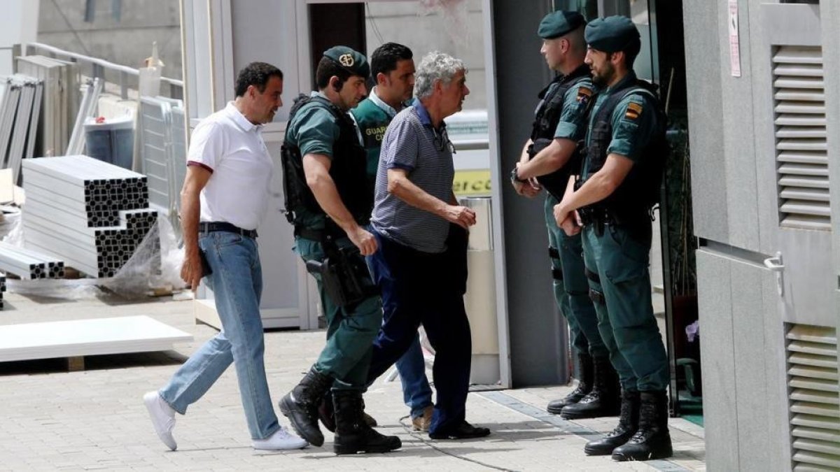 Llegada de Ángel María Villar a la Real Federacion de Futbol acompañado por efectivos de la Guardia Civil-JUAN MANUEL PRATS
