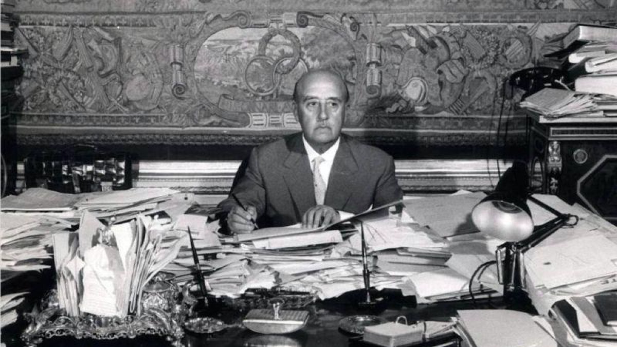 Francisco Franco, sentado ante la mesa de su despacho del palacio de El Pardo, habitualmente atestada de papeles.-EFE
