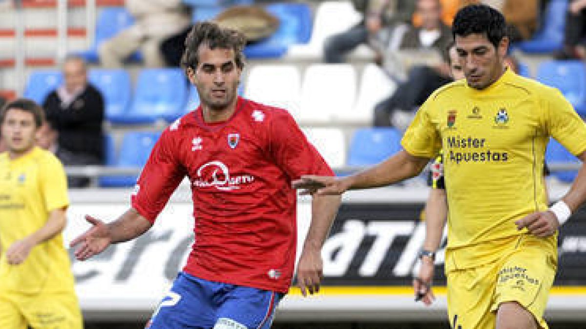Barkero y Nagore en el partido entre Numancia y Alcorcón en Los Pajaritos. / V. Guisande-