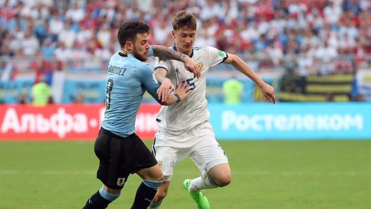 Nahitan Nández y Miranchuk pelean por un balón-TATYANA ZENKOVICH