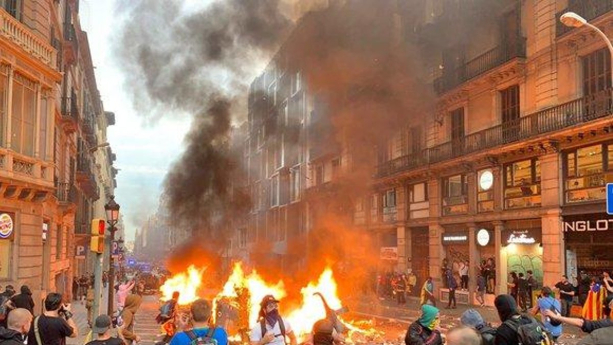 Disturbios en Via Laietana.-FERRAN NADEU