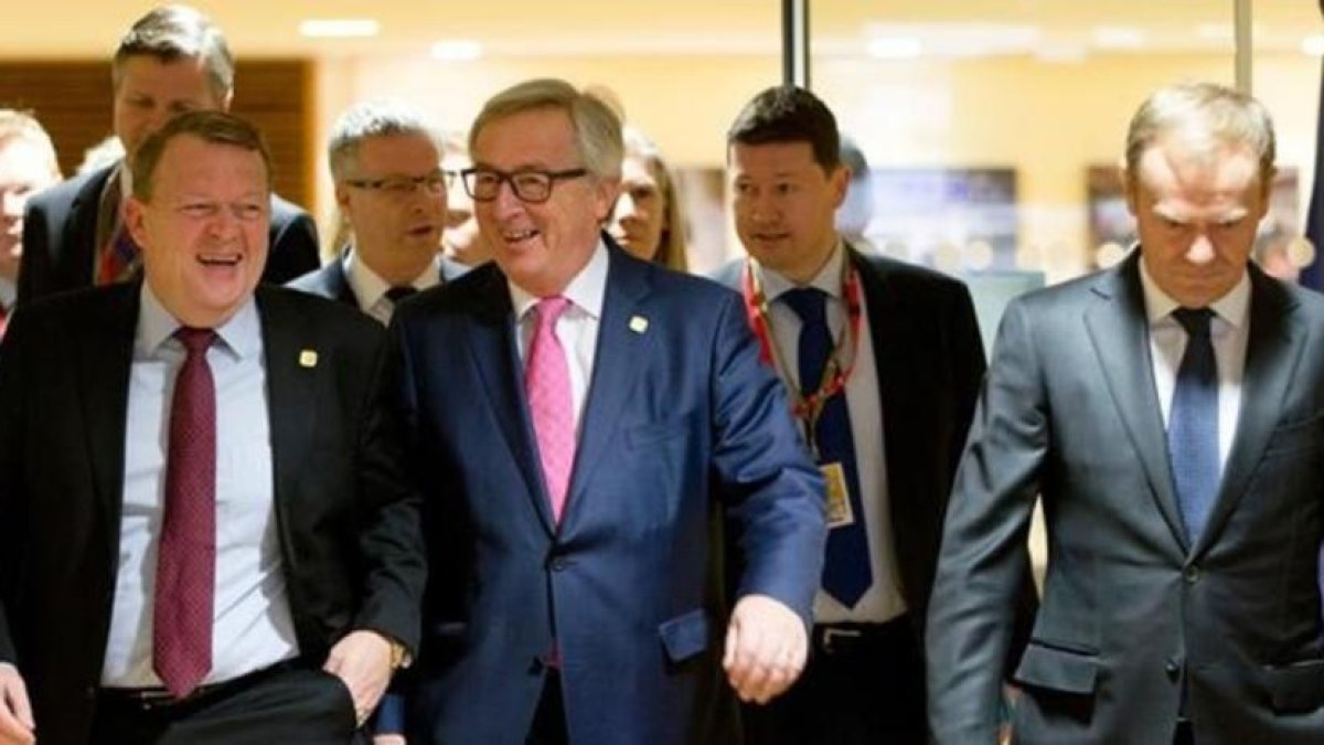 El primer ministro danés, Lard Lokke Rasmussen, (izquierda) es recibido por el presidente de la Comisión Europea, Jean-Claude Juncker, horas antes del inicio de la cumbre europea.-AFP / VIRGINIA MAYO