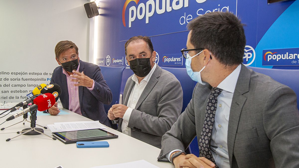 Gerardo Martínez, Benito Serrano y Tomás Cabezón, ayer. MARIO TEJEDOR
