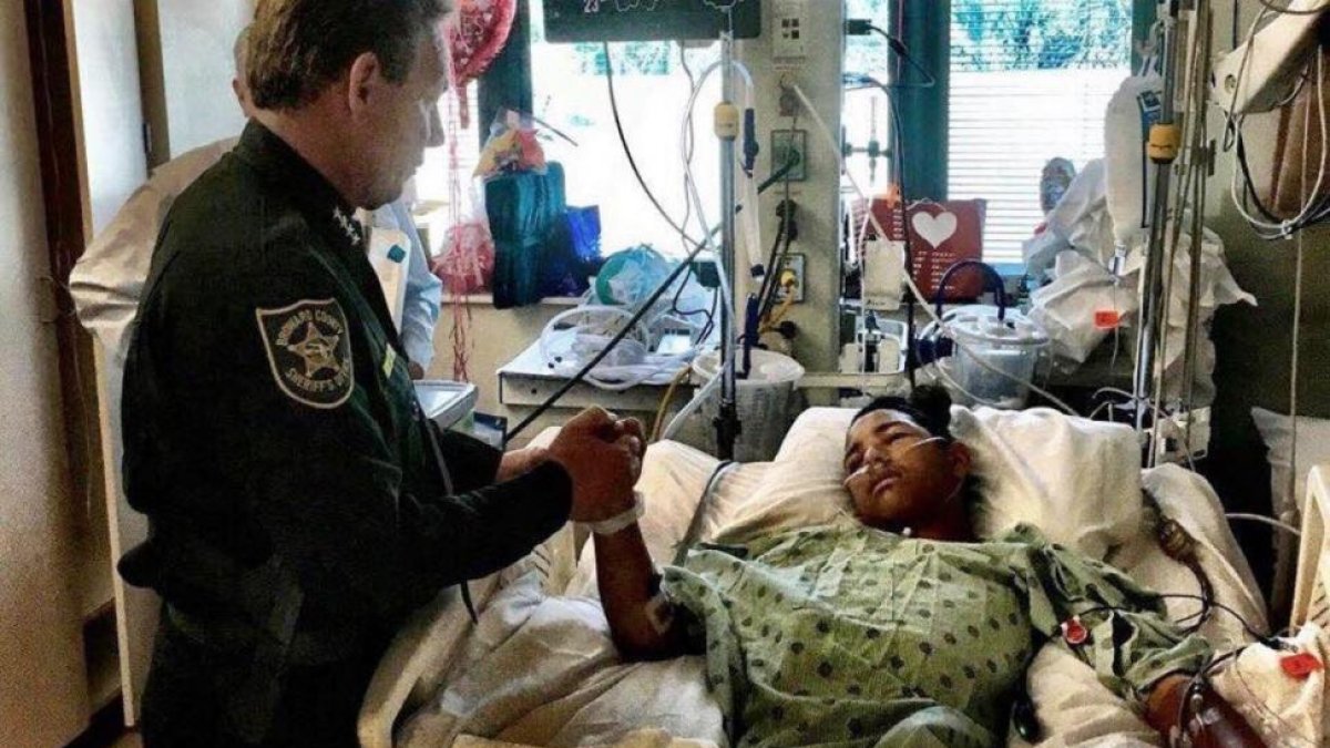 Anthony, en el hospital, recibe la visita del sheriff del condado.-EL PERIÓDICO