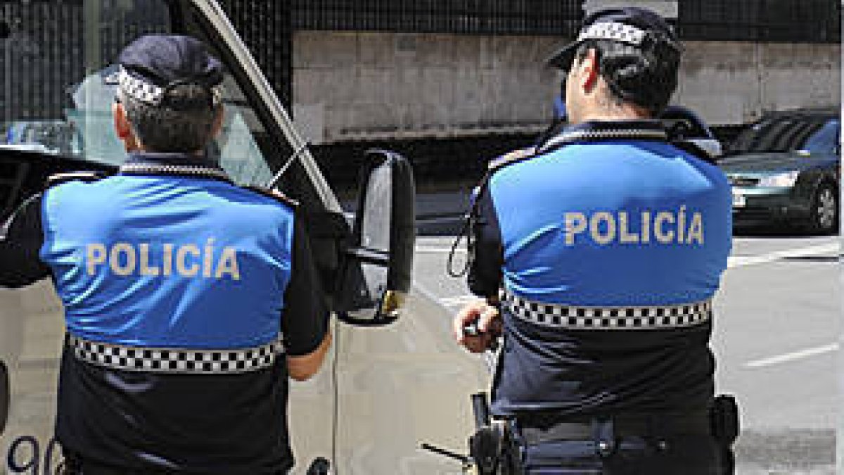 Agentes de la Policía Local de Soria, en una imagen de archivo. / VALENTÍN GUISANDE-