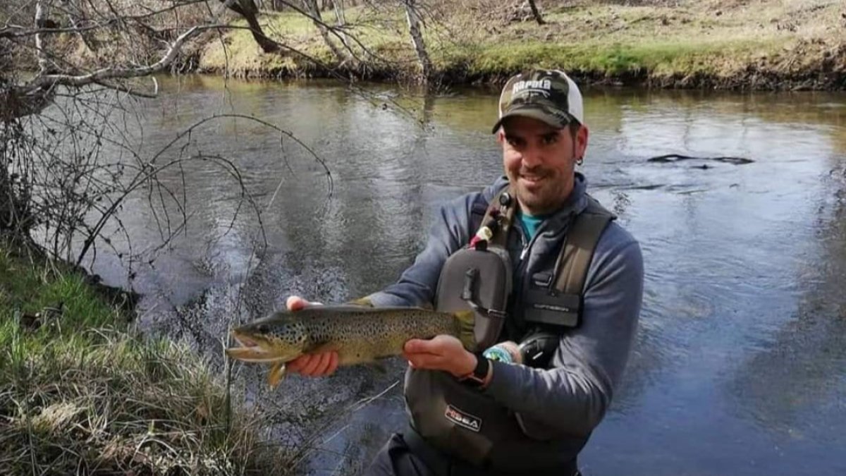 Un pescador sostiene un buen ejemplar de trucha de Soria en la anterior edición del Campano, en la desveda. HDS