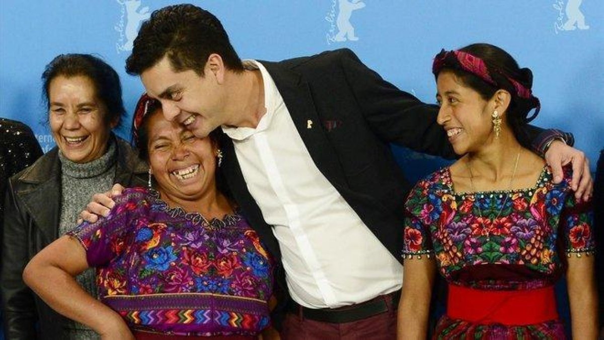 Jayro Bustamante, en la Berlinale del 2015, presentando ’Ixcanul’.-AFP / JOHN MACDOUGALL