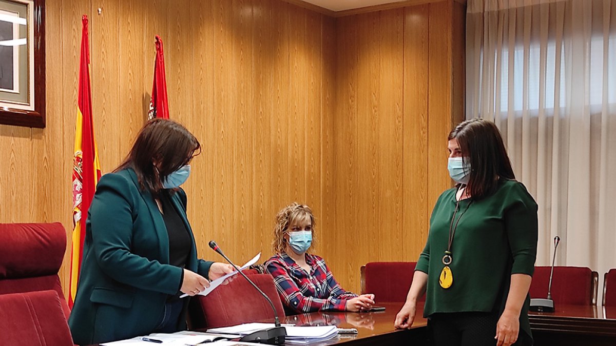 Nueva concejal de la PPSO en San Esteban, a la derecha.-A.H.