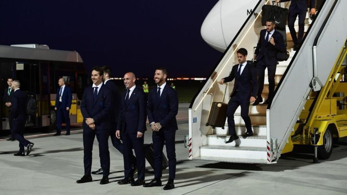 Lopetegui, Rubiales y Sergio Ramos, en el aeropuerto de Krasnodar.-/ AFP / PIERRE-PHILIPPE MARCOU