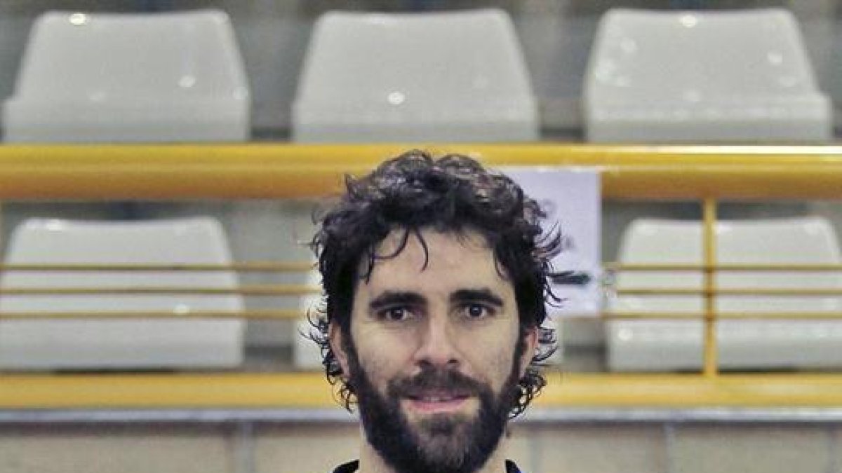 Manolo Sevilla, en las gradas del pabellón de Los Pajaritos.-MARIO TEJEDOR
