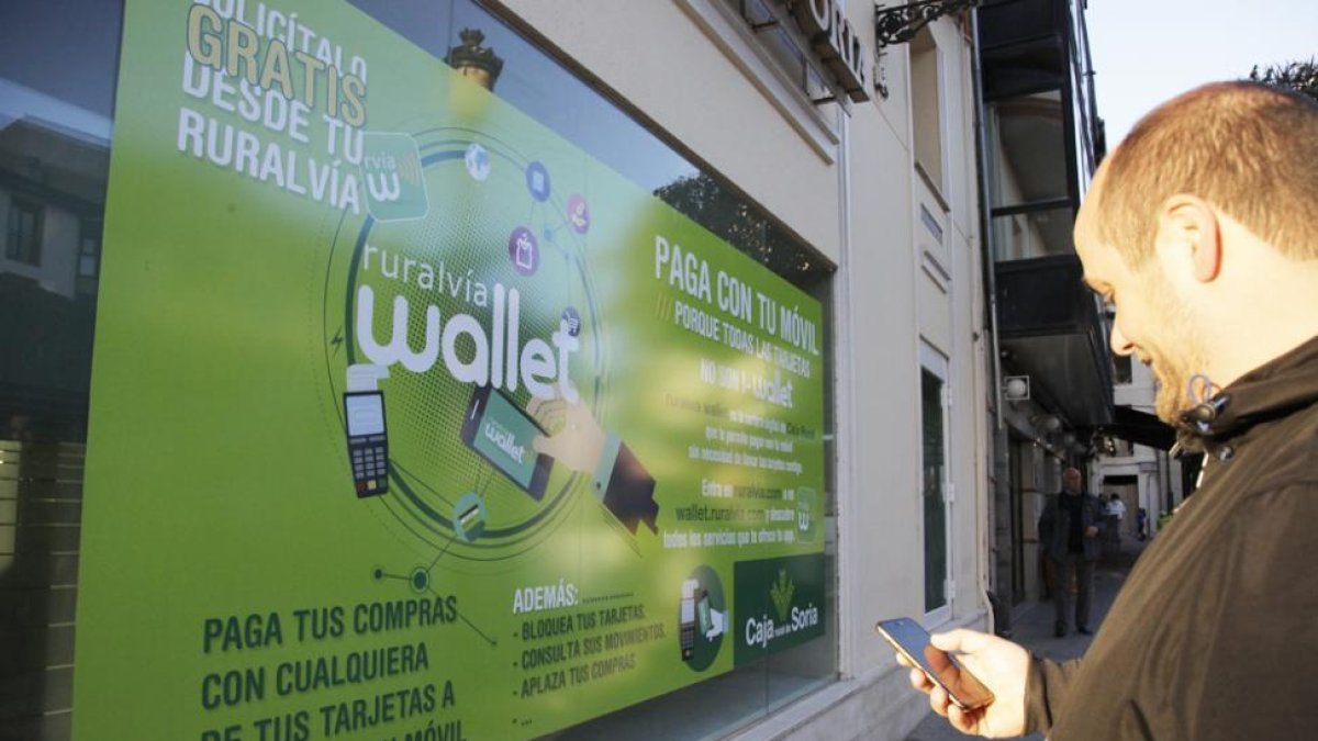 Los usuarios de la banca móvil crecen a buen ritmo.-Diego Mayor
