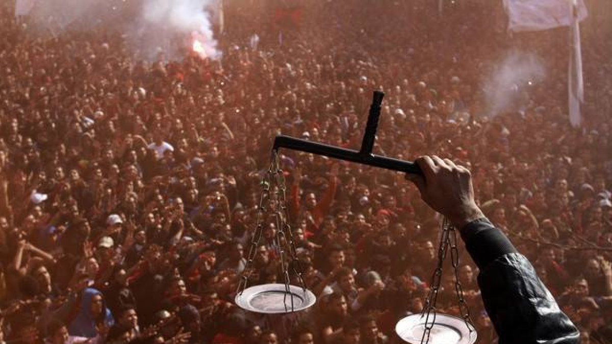 Un fan del equipo de fútbol egípcio Al-Ahly celebra el veredicto que condena a muerte a los 21 responsables de un incidente en Port Said.-Foto: AP / Ahmed Ramadan