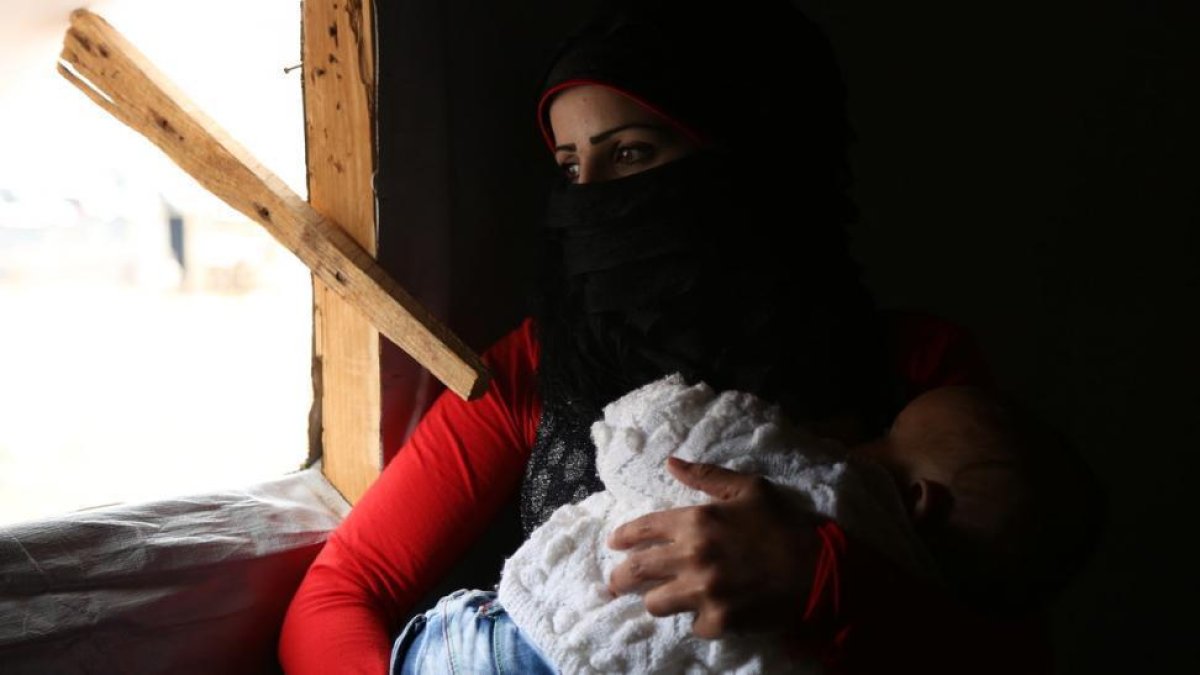 Una madre siria con su bebé desnutrido y enfermo.-NOUR WAHID / SAVE THE CHILDREN
