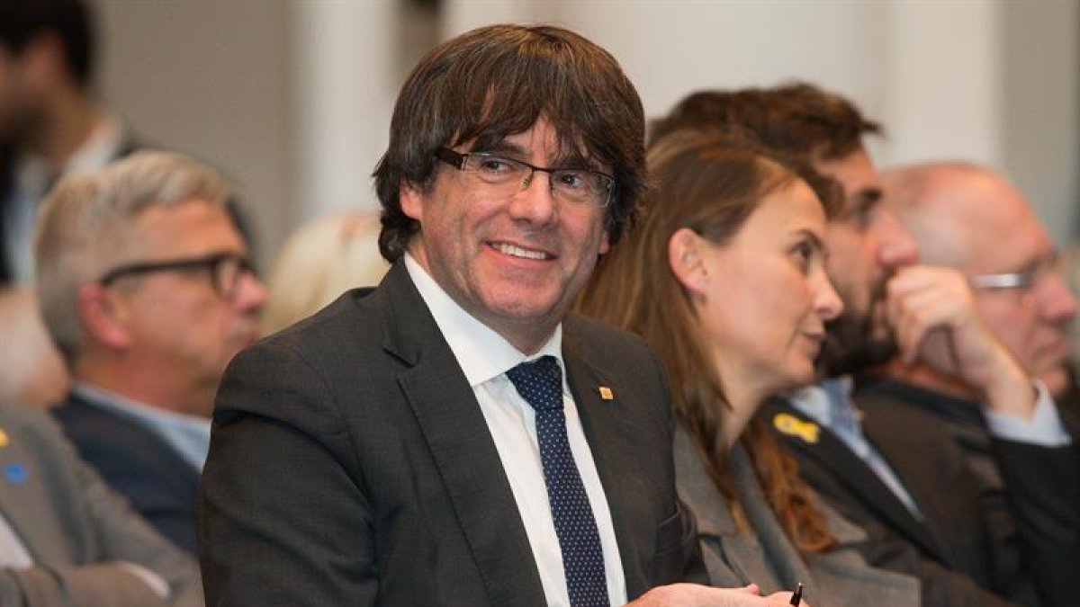El expresidente de la Generalitat catalana Carles Puigdemont asiste al acto que 200 alcaldes independentistas celebran en Bruselas, Bélgica, el 7 de noviembre del 2017, para apoyar al cesado Gobierno catalán.-EFE/Stephanie Lecocq