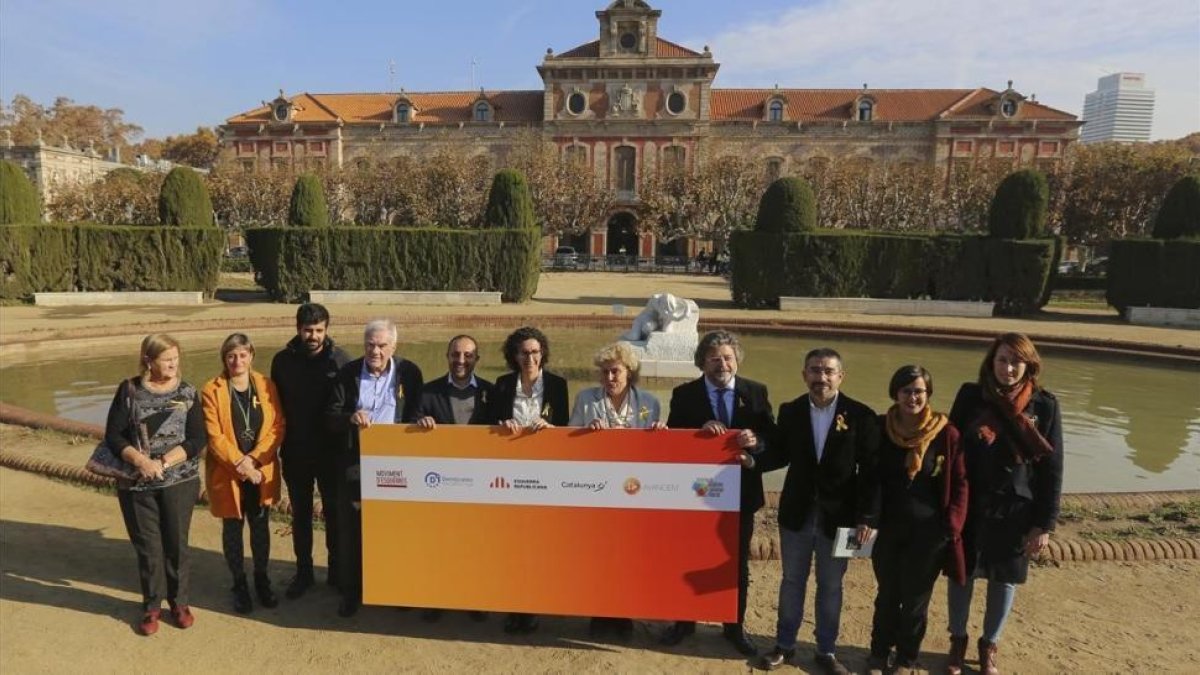 Marta Rovira durante la presentación de la candidatura de ERC, este jueves, frente al Parlament.-/ DANNY CAMINAL