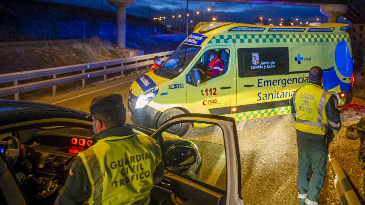 Guardia civil y Emergencias en una atención en una imagen de archivo. MARIO TEJEDOR