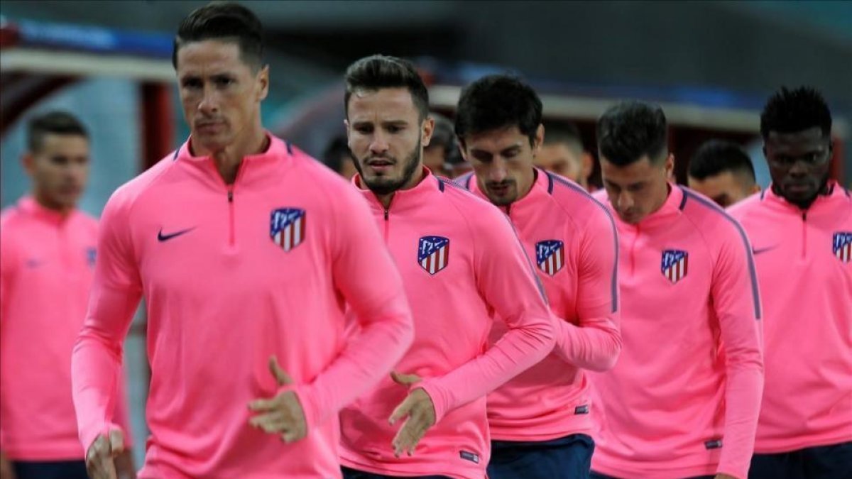 Torres, Saúl, Savic, Giménez y Thomas durante el entrenamiento en el Olímpico de Bakú.-ZURAB KURTSIKIDZE / EFE