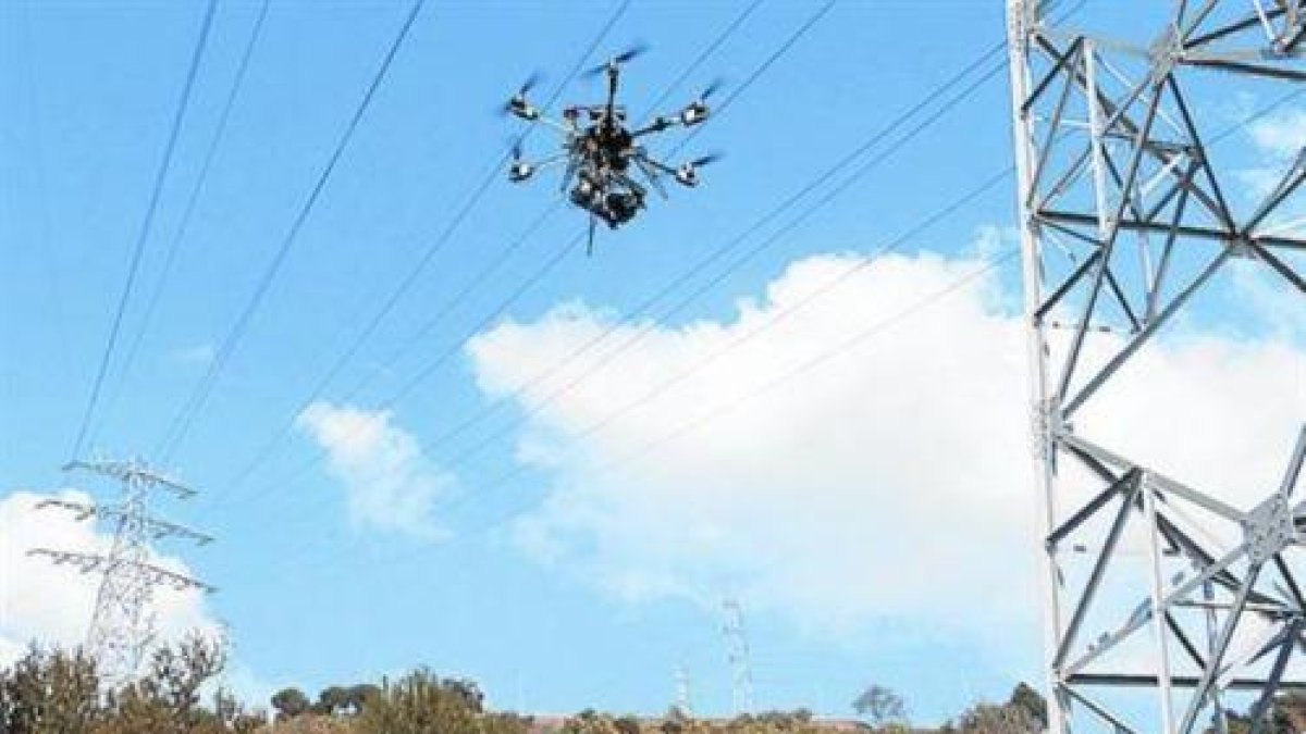 Un dron revisa el tendido eléctrico.-EL PERIÓDICO