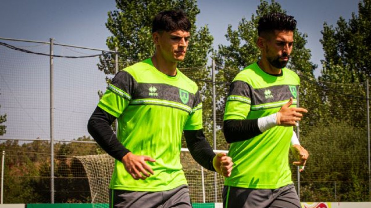 Gaizka Ayesa e Isma Gil en un entrenamiento del Numancia en las instalaciones de la Ciudad Deportiva. MARIO TEJEDOR