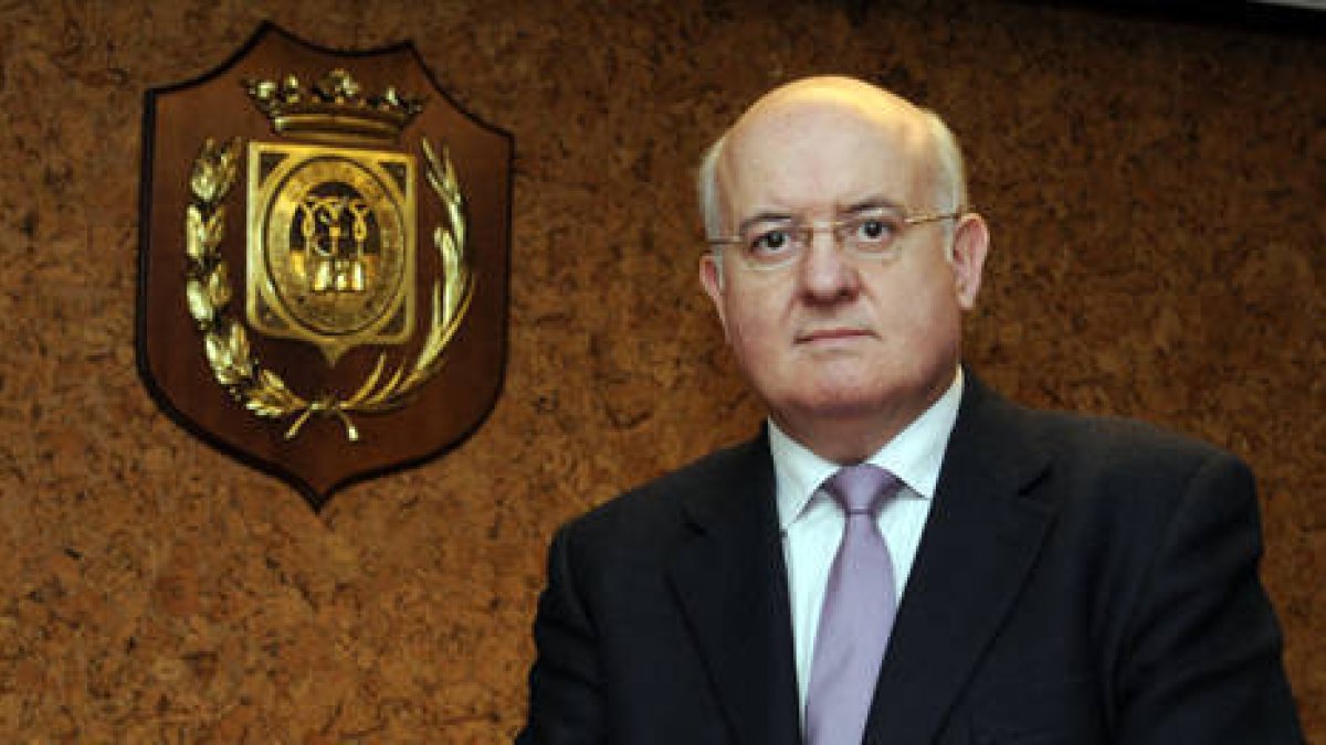 El presidente del Colegio de Médicos, José Ramón Huerta. / VALENTÍN GUISANDE-