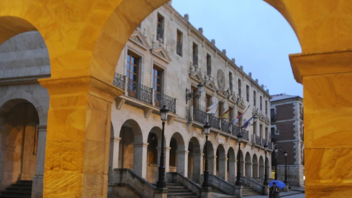 Fachada del Ayuntamiento de Soria.-VALENTÍN GUISANDE