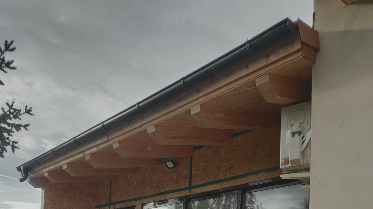 El nuevo edificio anexo a la escuela donde se ubica la cocina-comedor, pendiente de los últimos retoques. HDS