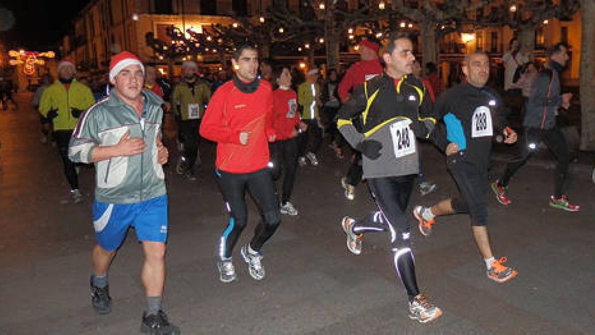 La de El Burgo fue la San Silvestre más numerosa de fin de año. / JOSÉ LUIS STODUTO-