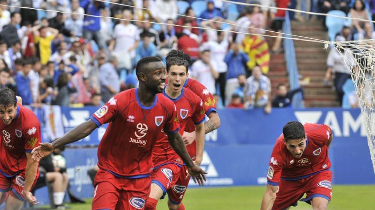 Diamanka anotaba en La Romareda el gol que el daba al Numancia la clasificación para la final del play off por subir a Primera.-Valentín Guisande