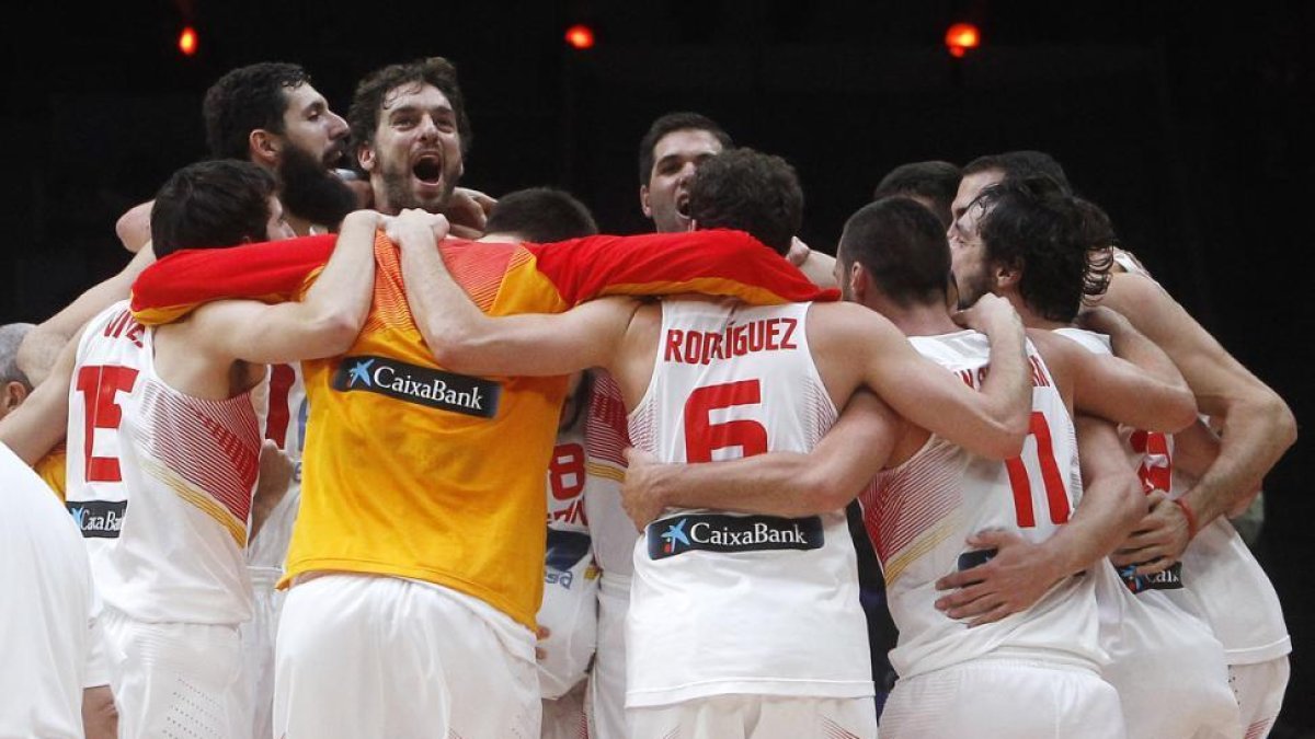 Los jugadores de España celebran la victoria en el Eurobasket 2015.-Michel Spingler / AP
