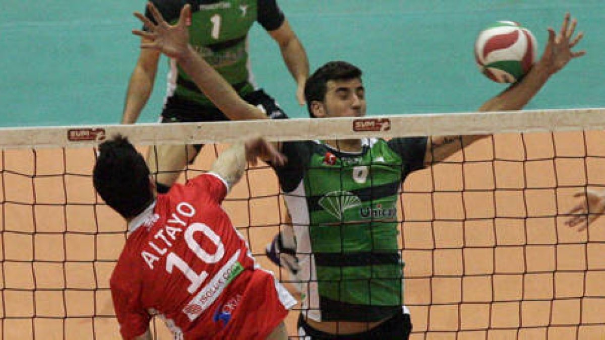 Marc Altayó remata ante la oposición de dos jugadores de Unicaja. / J. J. MULLOR-IDEAL DE ALMERÍA-