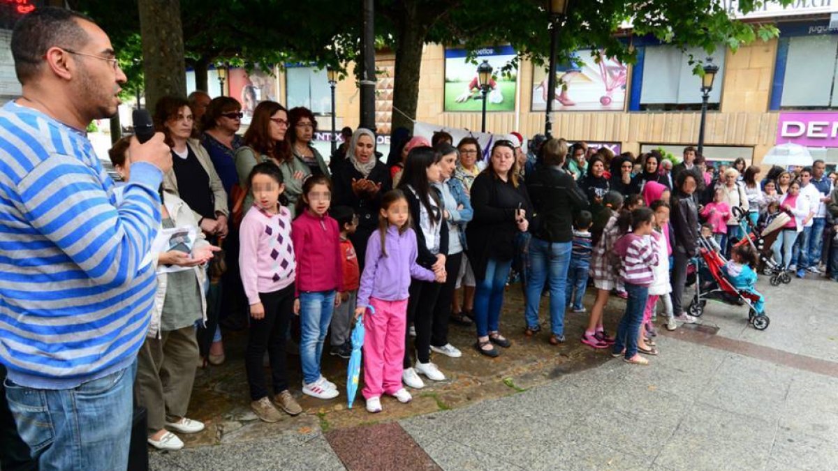 Concentración de rechazo por la muerte de Rachida Nour, ayer, en la plaza SanEsteban.-ÁLVARO MARTÍNEZ