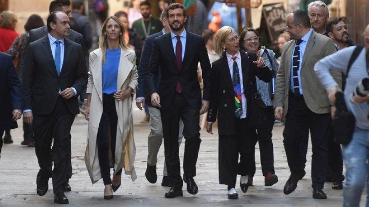 Pablo Casado, Cayetana Álvarez de Toledo y Rosa Diez antes del acto PP en el salon del Tinell-JORDI COTRINA