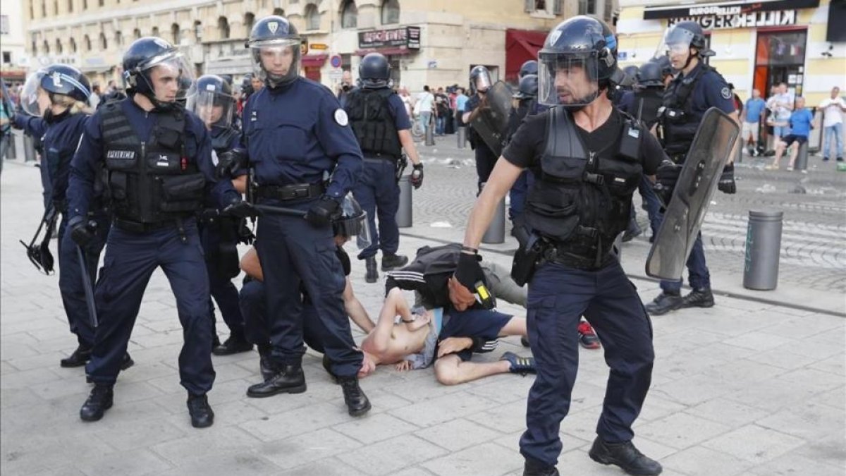 La policía francesa intenta frenar a un 'hooligan', el sábado en Marsella.-AP / DARKO BANDIC