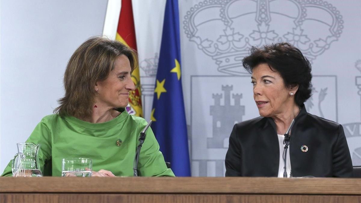 La ministra de Transición Ecológica, Teresa Ribera, junto a la Portavoz Isabel Celáa en la rueda de prensa posterior al Consejo de Ministros.-DAVID CASTRO