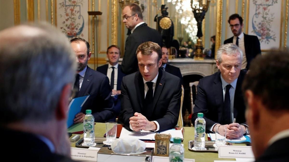 Macron reunido con parte de su Gobierno y representantes de la banca hoy en el Elíseo.-REUTERS / THIBAULT CAMUS