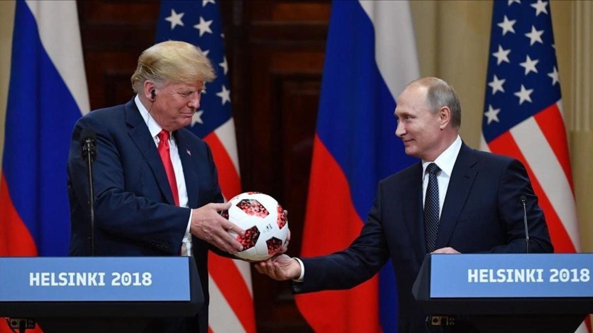 Momento en que Putin ofrece a Trump un balón del Mundial de Fútbol.-AFP / YURI KADOBNOV