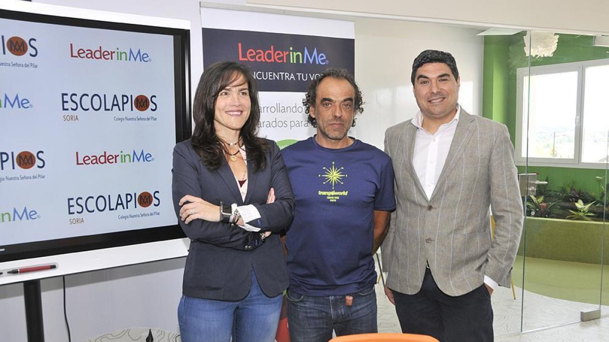 Mayte Catalán, Carlos Pauner y Óscar Abellón posan en la presentación del programa.-VALENTÍN GUISANDE