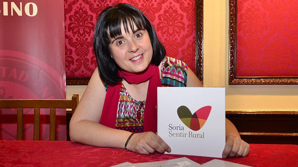 Eva Sánchez junto a su libro de entrevistas. / ÁLVARO MARTÍNEZ-