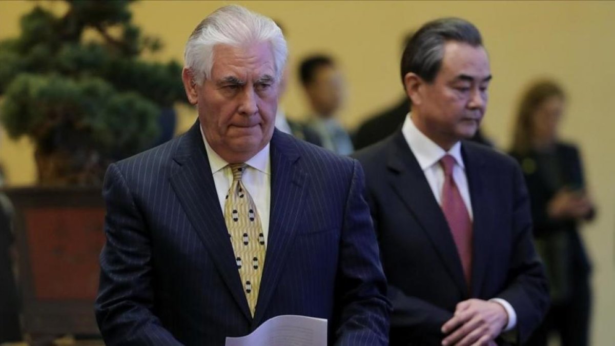 El ministro de Exteriores chino, Wang Yi, y el secretario de Estado Rex Tillerson.-REUTERS / LINTAO ZHANG
