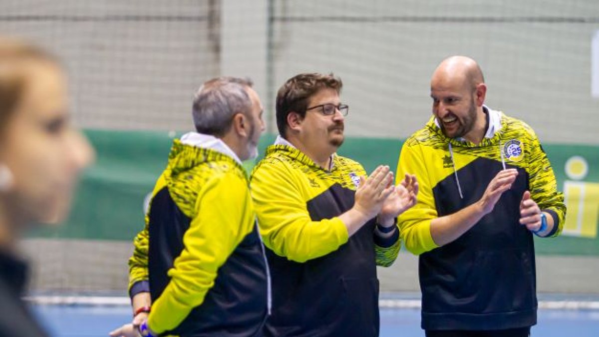 Jordi Lluelles con sus ayudantes en el partido del pasado sábado ante Torrelavega. MARIO TEJEDOR